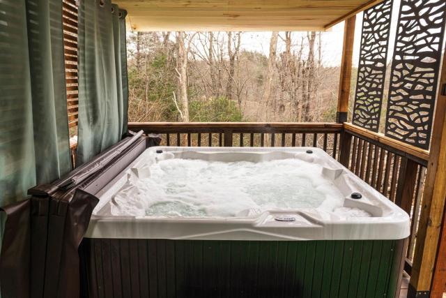 Hot Tub, Private 3 Bed Lodge, 1 mile from Blue Ridge Parkway, Giant Jenga, Families Welcome!