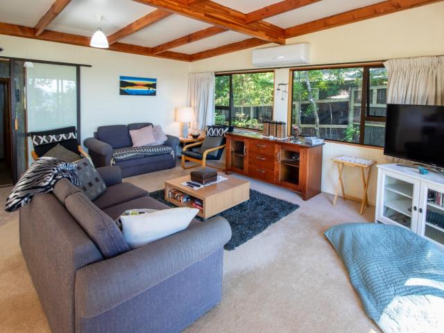 Tuis Song - Golden Bay Holiday Home