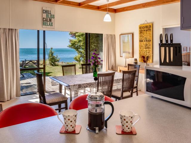 Tuis Song - Golden Bay Holiday Home