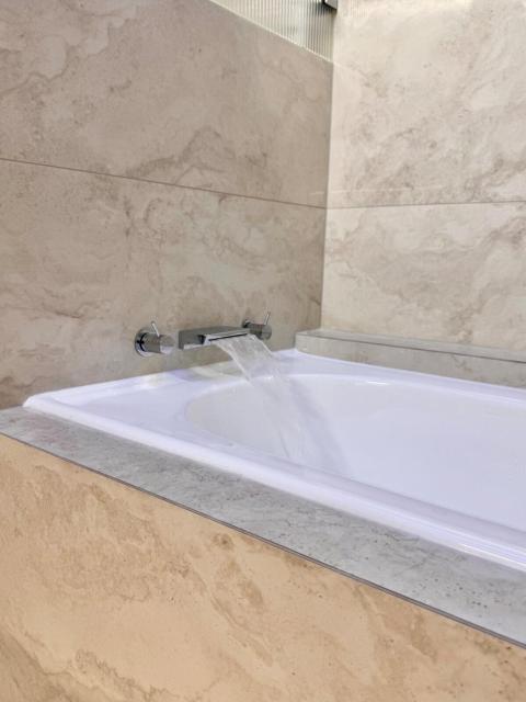 Peaceful Modern Luxe City View Suite with Parking