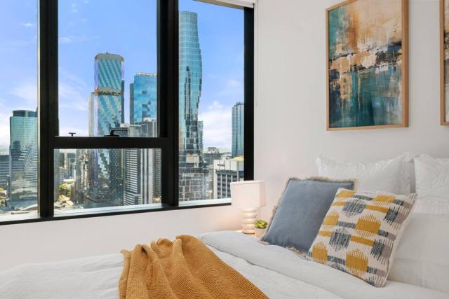 Luxury Docklands 2BR Apt Pool Gym and City Views
