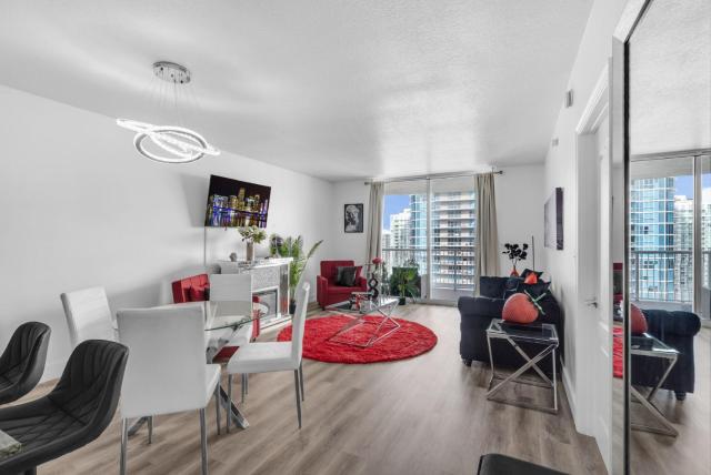 Luxury 1 Bedroom Penthouse, Bay & City Views and 1 Free Parking