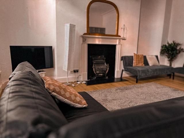 Central Lowestoft 3-Bed Flat | 2 Kings, Sleeps 5