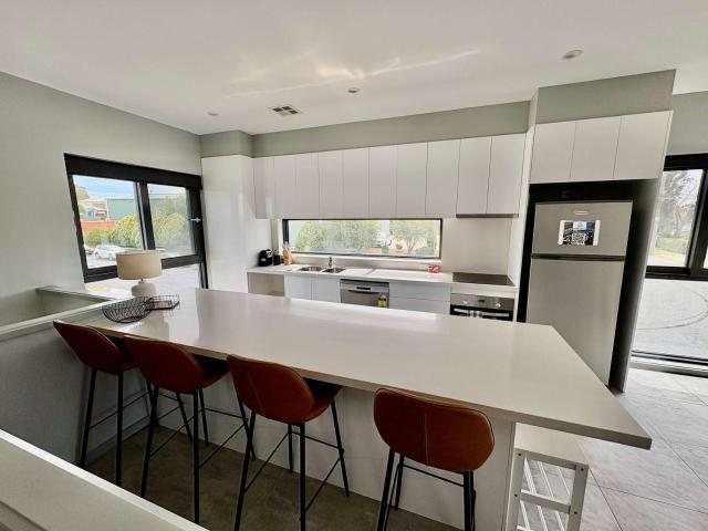 Quite and large 2 bedroom - Sleeps 6 - 2 bathrooms