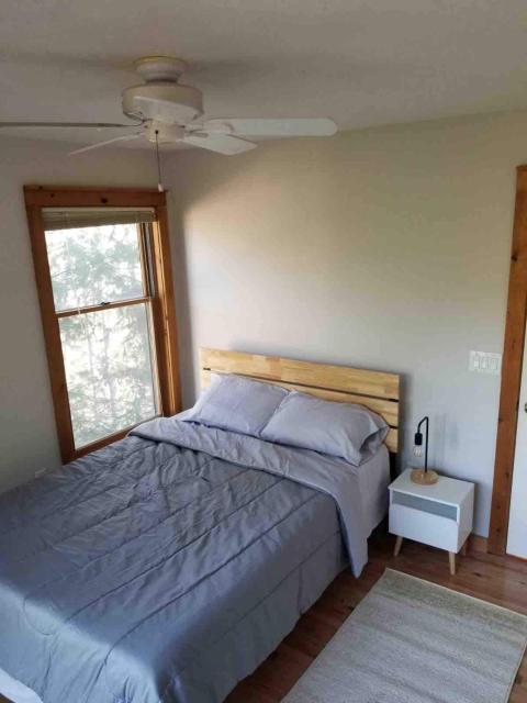 Newly Updated Grand Cabin Retreat Close to All