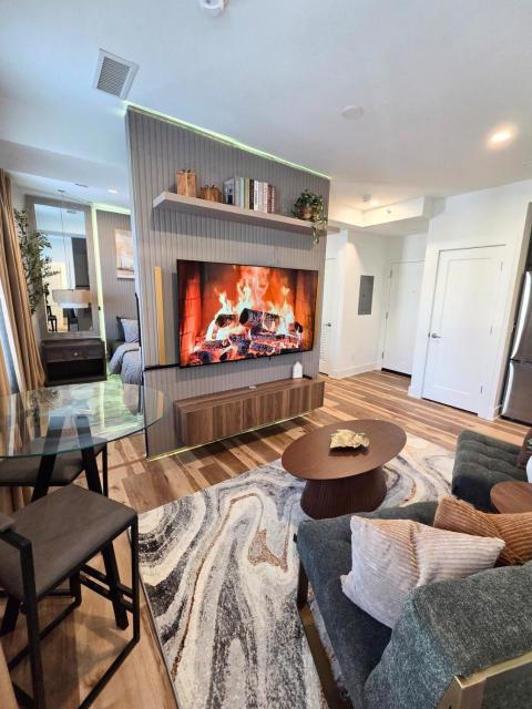 Luxe Suite - Comfort - King Bed and Free Parking