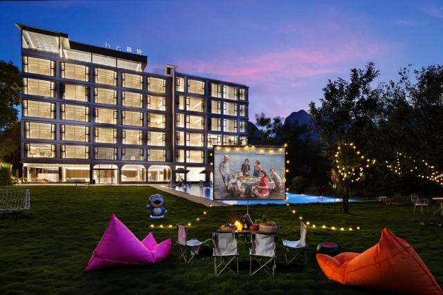 Yangshuo Cloud Hotel - View King Size Bed - Private Bathtub - Endless Pool - Lawn and Surrounded - Western Breakfast