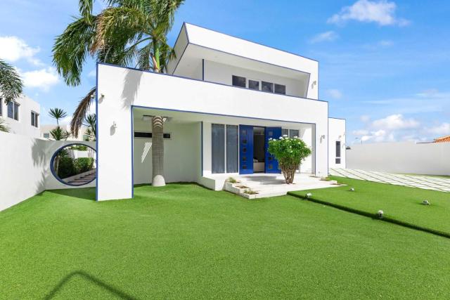 Modern 4BR Villa with Pool Gym & Outdoor Kitchen
