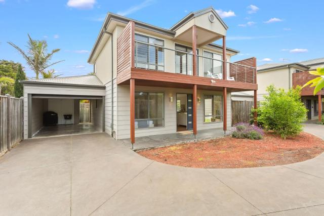 Charming Cowes Townhouse - Private Retreat on Main Street