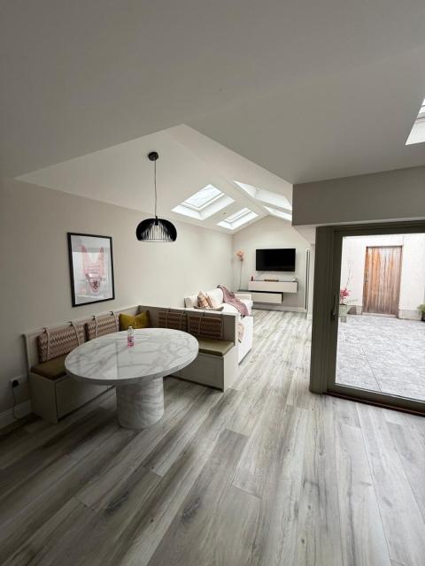 4 bedroom house sleeps 8 next to Aviva Stadium and Landsdown Stadium