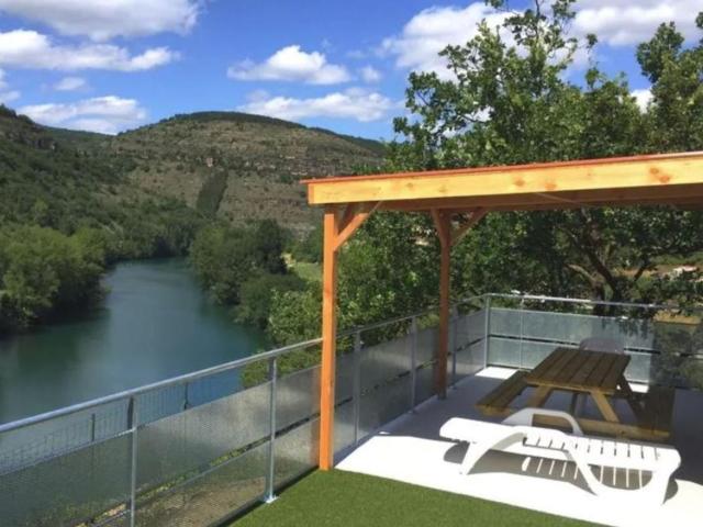 Mobil home 32m² avec terrasse au Camping De La Cascade, 3 chambres pour 6 personnes - API-1-52-1162