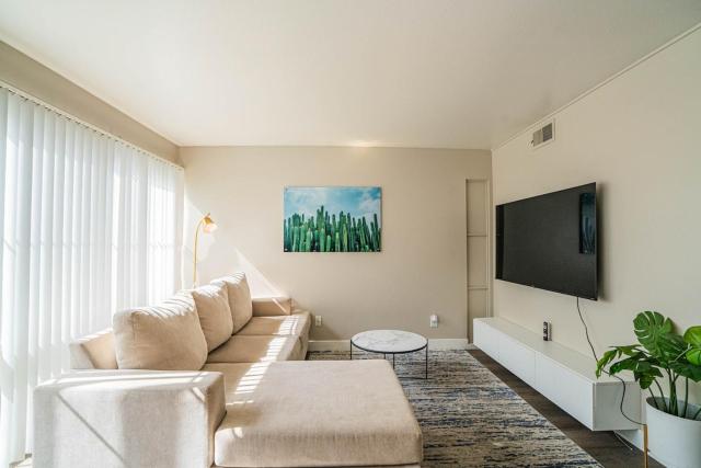 Spacious 2 Bedroom, 2 Bath, Pool, Free Parking, Gym