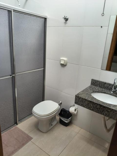 suíte para 3 pessoas com ar,tv e frigobar garagem para veículo de pequeno porte