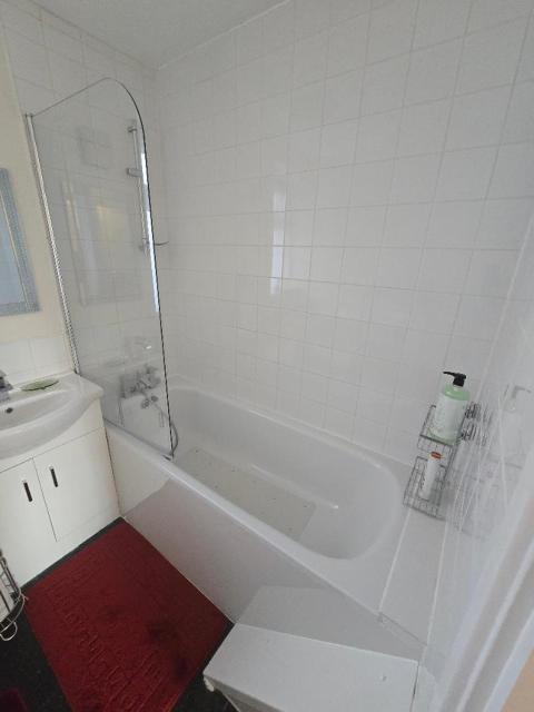 Hornchurch Cozy 2 Bed Flat with Street Parking