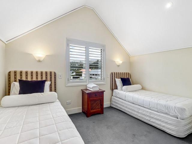 Peaceful 2-Bedroom Retreat with Harbour Outlook