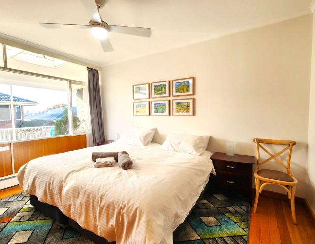 King Guest Room 2 with Full Kitchen & Free Parking