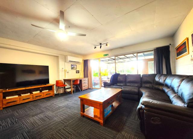 Spacious King Room 8 with Full Kitchen & Free Parking