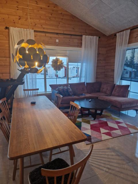 ArcticStay Timmerstugan - Authentic Log Cabin in Gällivare