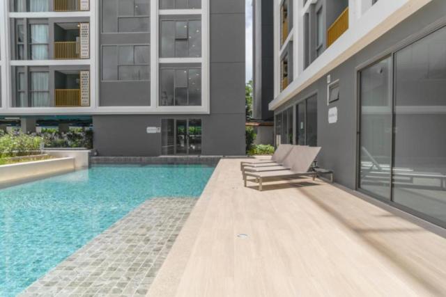 Suite Luna Pool and Gym Access The Ozone Condo
