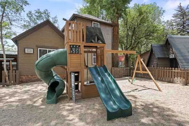 Scenic Mountain Cabins with Pet-Friendly Features near Garden of the Gods in Colorado Springs, Colorado