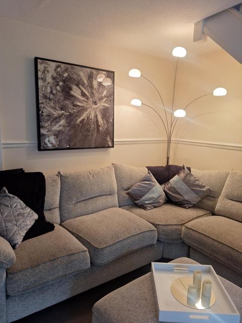 Gorgeous Sandpiper Mews Free 2 vehicle parking EV facility close