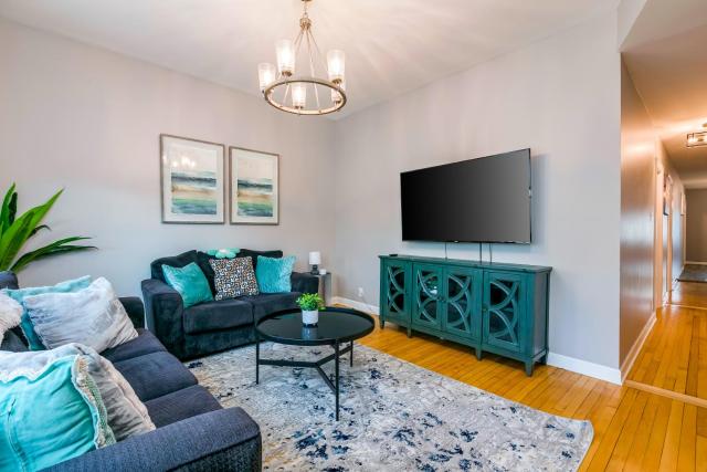 Logan Sq 4BR - Free Parking - Near Nightlife & DT