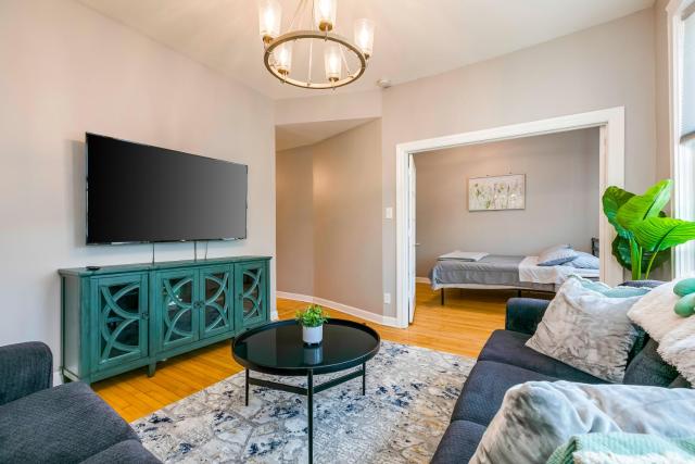 Logan Sq 4BR - Free Parking - Near Nightlife & DT