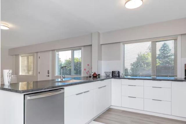 Spacious Oceanview Suite with Private Entrance
