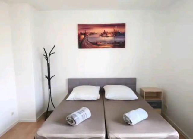 Comfortable room in a quiet apartment, exclusively for women