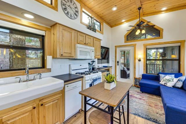 Private Hot Tub & Deck: Woodland Park Tiny Home!