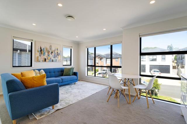 Spacious Home - 2 Lounges, Gym - Deck near Manukau