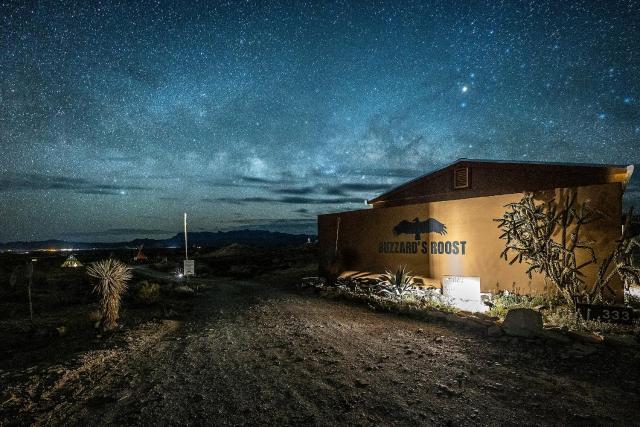Casa Shangri-La - Eclectic Tiny House in the Heart of Terlingua near BBNP