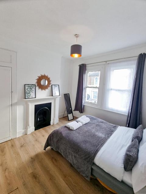 Evo Yellow Gravesend 2 bed Apartment - 2 mins STN Town Centre