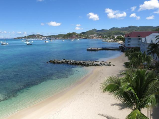 Cozy studio, beach and pool access with sea view