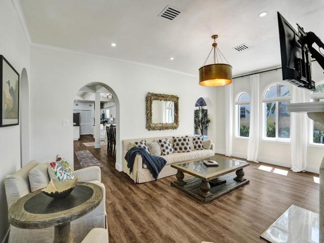 Classic 5 Bedroom 4 Bathroom Pool Home