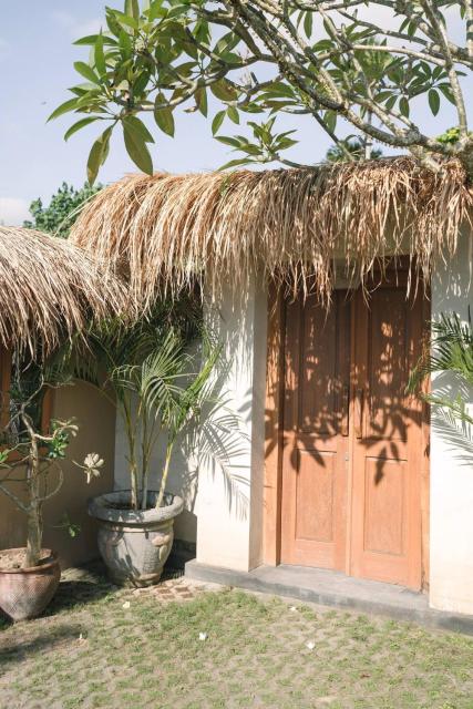 The Pink Joglo, a cheerful 3BDR Villa W/Pool and Rice-field view.