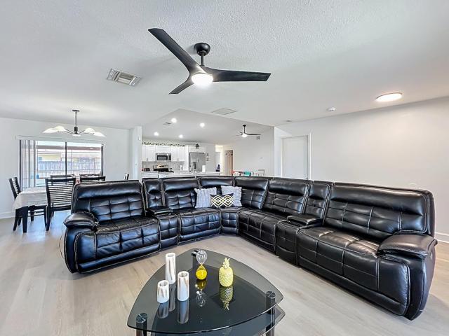 Heated Pool and spa Jacuzzi Near Disney, Universal , airport , epic universe, seaworld ,convention center with and Xbox TVs in every room ,BBQ,King bed WiFi and Coffee , espresso machine
