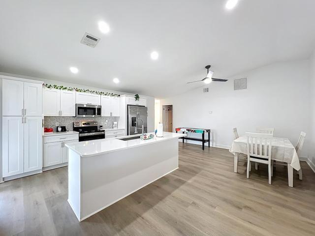 Heated Pool and spa Jacuzzi Near Disney, Universal , airport , epic universe, seaworld ,convention center with and Xbox TVs in every room ,BBQ,King bed WiFi and Coffee , espresso machine