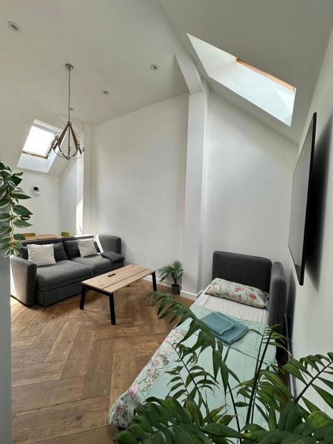 The garden house, separate entrance, free on street parking