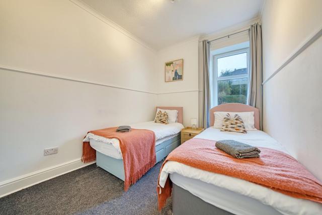 3BR Flat Near Maryhill Park and West End with Parking