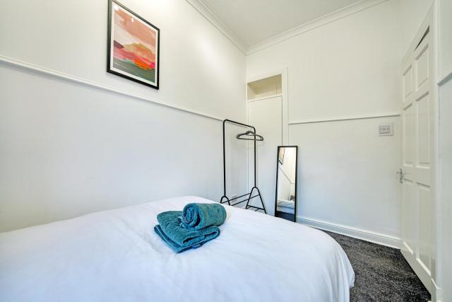 3BR Flat Near Maryhill Park and West End with Parking