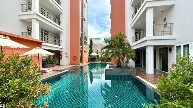 Palace - Spacious 1 bedroom Condo with shared Renovated Large Pool