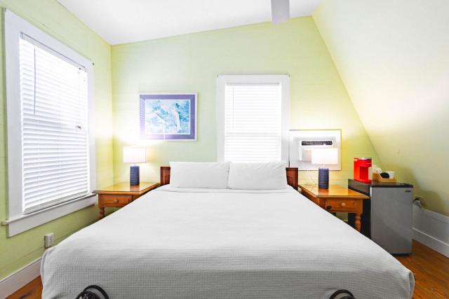 Curry House - Pool, King Bed & Balcony! Room 7