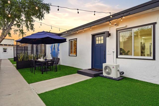 Modern 2BR in Prime Location with Board Games