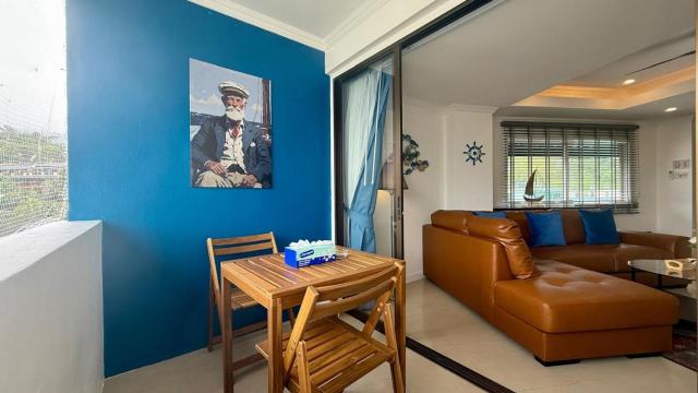 Palace - Spacious 1 bedroom Condo with shared Renovated Large Pool