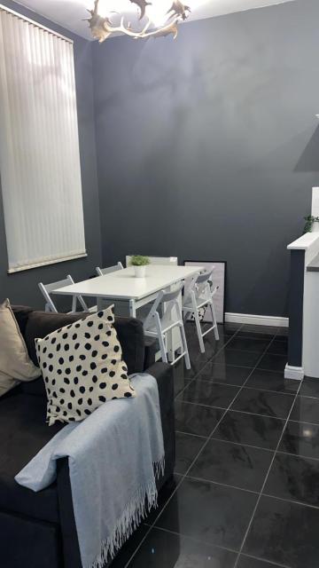 OnSiteStays - Cozy & Modern Flat in Highcroft Hall