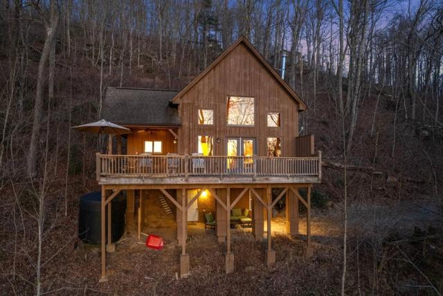 Longview - Mountain Retreat, Sunset Views, and 20 Minutes to Asheville!