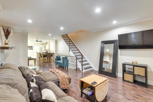 Pet Friendly! 3-Story Home Near Lincoln Financial
