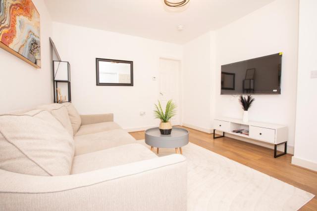 Spacious 4BR Home in Manchester with Parking & Wi-Fi