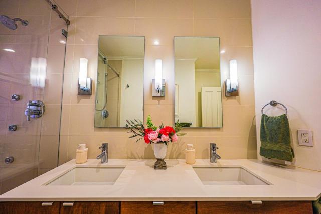 Heart Of Downtown Walking District, 2 Bed 1 Bath, Kitchen